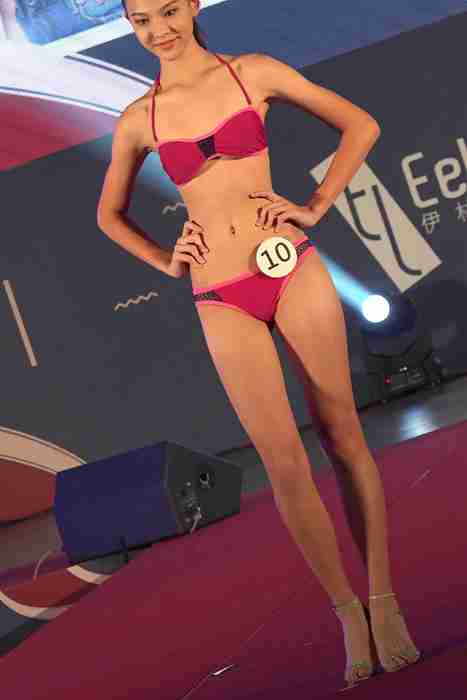 [各类性感视频]ID0190 2017伊林醒吾之星女生模特儿比基尼泳装走秀 [MP4-1.16GB]--性感提示：下体女神一丝不挂如饥似渴内内